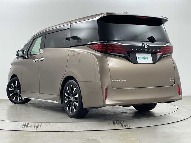 トヨタ アルファードハイブリット エグゼクティブ ラウンジ 埼玉県 2024(令6)年 2.1万km ゴールド 寒冷地仕様/ガラスルーフ/純正フリップダウンモニター/JBLプレミアムサウンド/純正ディスプレイオーディオ（USB・Bluetooth・HDMI）/全方位カメラ/CD・DVDキッド/ワイヤレス充電器/ビルトインETC2.0/BSM/電動リアゲート/AC100V/前後ドライブレコーダー/デジタルインナーミラー/シートヒーター/パワーシート/シートメモリー/ベンチレーション/アダプティブクルーズコントロール/レーンキープアシスト/オートマチックハイビーム/ヘッドアップディスプレイ/純正アルミホイール/クリアランスソナー/電動パーキング/ブレーキホールド/ステアリングリモコン/純正フロアマット/ロールサンシェード/フロントフォグランプ/電動格納ミラー/パドルシフト/プリクラッシュセーフティ/ロードサインアシスト/ドライバーモニター/純正ドアバイザー/プッシュスタート