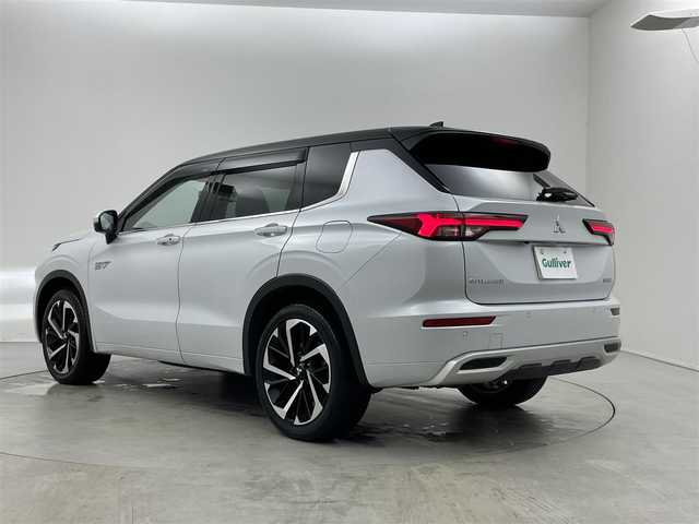三菱 アウトランダー ＰＨＥＶ P 福岡県 2022(令4)年 1.5万km パールⅡ 純正メーカーナビ/　ＢＯＳＥサウンド　/マルチビューカメラ　/ＨＵＢ　/パワーバックドア　　/純正前後ドライブレコーダー　/メモリーシート/レーダークルーズ/白革シート　/パドルシフト　/置くだけ充電