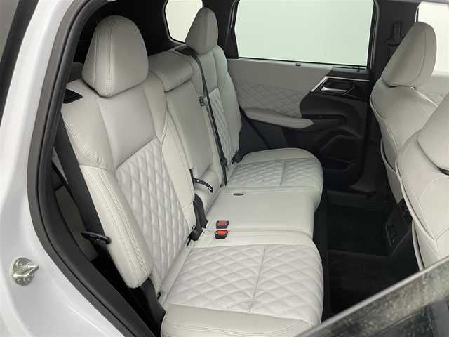 三菱 アウトランダー ＰＨＥＶ P 福岡県 2022(令4)年 1.5万km パールⅡ 純正メーカーナビ/　ＢＯＳＥサウンド　/マルチビューカメラ　/ＨＵＢ　/パワーバックドア　　/純正前後ドライブレコーダー　/メモリーシート/レーダークルーズ/白革シート　/パドルシフト　/置くだけ充電
