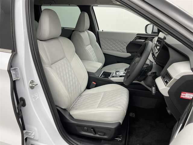 三菱 アウトランダー ＰＨＥＶ P 福岡県 2022(令4)年 1.5万km パールⅡ 純正メーカーナビ/　ＢＯＳＥサウンド　/マルチビューカメラ　/ＨＵＢ　/パワーバックドア　　/純正前後ドライブレコーダー　/メモリーシート/レーダークルーズ/白革シート　/パドルシフト　/置くだけ充電