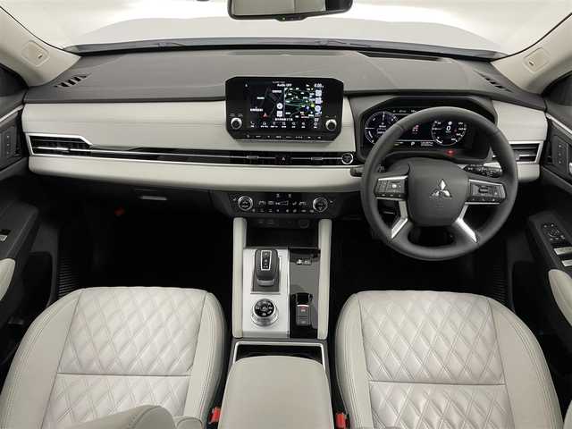 三菱 アウトランダー ＰＨＥＶ P 福岡県 2022(令4)年 1.5万km パールⅡ 純正メーカーナビ/　ＢＯＳＥサウンド　/マルチビューカメラ　/ＨＵＢ　/パワーバックドア　　/純正前後ドライブレコーダー　/メモリーシート/レーダークルーズ/白革シート　/パドルシフト　/置くだけ充電