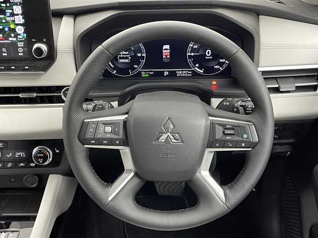三菱 アウトランダー ＰＨＥＶ P 福岡県 2022(令4)年 1.5万km パールⅡ 純正メーカーナビ/　ＢＯＳＥサウンド　/マルチビューカメラ　/ＨＵＢ　/パワーバックドア　　/純正前後ドライブレコーダー　/メモリーシート/レーダークルーズ/白革シート　/パドルシフト　/置くだけ充電