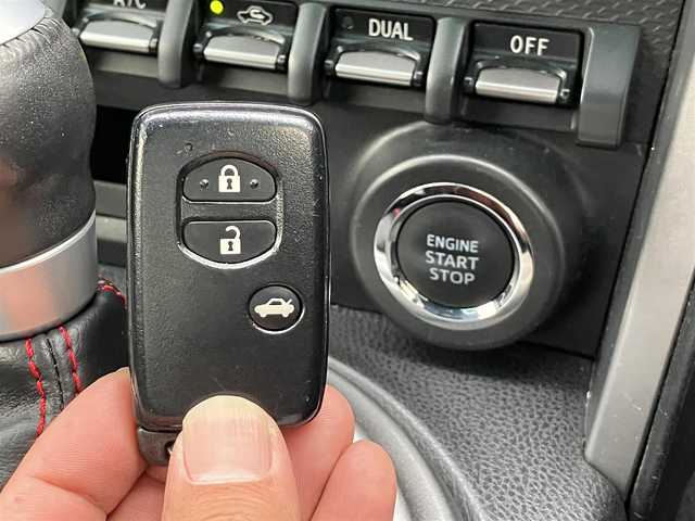 スバル ＢＲＺ S 愛知県 2012(平24)年 10.8万km クリスタルブラックシリカ (株)IDOMが運営する【じしゃロン名古屋鳴海店】の自社ローン専用車両になりますこちらは現金またはオートローンご利用時の価格です。自社ローンご希望の方は別途その旨お申付け下さい/♪ワンオーナー/HKS車高調/18インチAW(現行BRZ)/スマートキー×2/プッシュスタート/ハーフレザーシート/純正HDDナビ/・SD・CD録音/・DVD再生・フルセグ/・Bluetoothオーディオ/HIDヘッドライト/フォグライト/オートライト/リアスポイラー/革巻ステアリング/パドルシフト/電格ミラー/フロアマット/ETC/サイド/カーテンエアバック