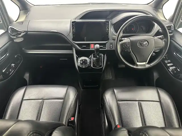 トヨタ ヴォクシー ZS 煌 兵庫県 2019(平31)年 4.8万km イナズマスパーキングブラックガラスフレーク 社外SDナビ(CD/DVD/SD/Bluetooth/フルセグ)/バックカメラ/クルーズコントロール/フリップダウンモニター/オートライト/オートマチックハイビーム/LEDヘッドライト/両側パワースライドドア/前後ドライブレコーダー/アイドリングストップ/シートカバー/ETC/純正16インチアルミホイール/社外フロアマット/スマートキー