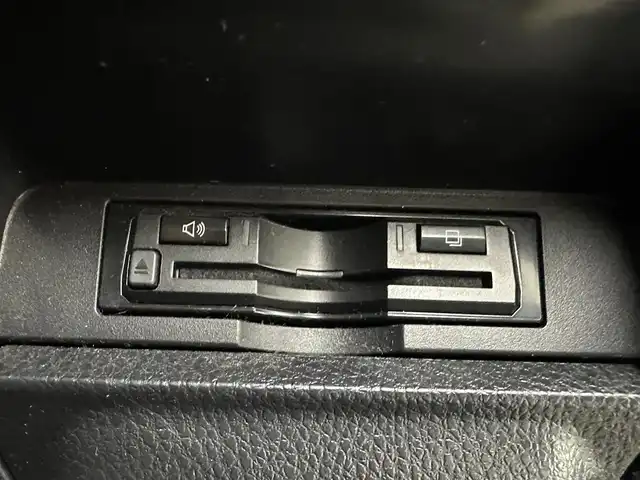 トヨタ ヴォクシー ZS 煌 兵庫県 2019(平31)年 4.8万km イナズマスパーキングブラックガラスフレーク 社外SDナビ(CD/DVD/SD/Bluetooth/フルセグ)/バックカメラ/クルーズコントロール/フリップダウンモニター/オートライト/オートマチックハイビーム/LEDヘッドライト/両側パワースライドドア/前後ドライブレコーダー/アイドリングストップ/シートカバー/ETC/純正16インチアルミホイール/社外フロアマット/スマートキー
