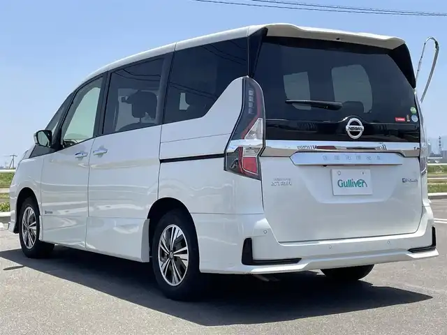 日産 セレナ e－パワー ハイウェイスター V 佐賀県 2021(令3)年 2.7万km ブリリアントホワイトパール 純正10インチナビ/・フルセグTV/CD/DVD/フリップダウンモニター/バックカメラ/両側パワースライドドア/前後ドライブレコーダー/ビルトインETC/電子パーキングブレーキ/AUTO HOLD機能/後席用サイドサンシェード/革巻きステアリング/ステアリングリモコン/ウィンカーミラー/LEDフォグライト/純正LEDヘッドライト/純正15インチアルミ/純正フロアマット/プロパイロット/・インテリジェントクルーズコントロール/・レーンディパーチャーワーニング/・ブラインドスポットワーニング/・エマージェンシーブレーキ/・クリアランスソナー/・標識認識機能/新車時保証書/取扱説明書