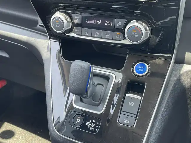 日産 セレナ e－パワー ハイウェイスター V 佐賀県 2021(令3)年 2.7万km ブリリアントホワイトパール 純正10インチナビ/・フルセグTV/CD/DVD/フリップダウンモニター/バックカメラ/両側パワースライドドア/前後ドライブレコーダー/ビルトインETC/電子パーキングブレーキ/AUTO HOLD機能/後席用サイドサンシェード/革巻きステアリング/ステアリングリモコン/ウィンカーミラー/LEDフォグライト/純正LEDヘッドライト/純正15インチアルミ/純正フロアマット/プロパイロット/・インテリジェントクルーズコントロール/・レーンディパーチャーワーニング/・ブラインドスポットワーニング/・エマージェンシーブレーキ/・クリアランスソナー/・標識認識機能/新車時保証書/取扱説明書