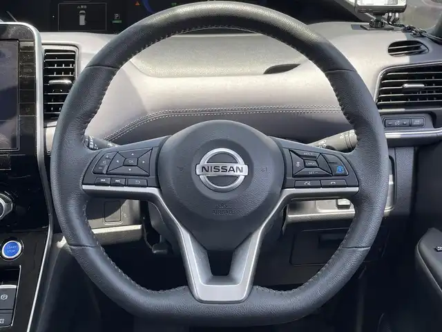 日産 セレナ e－パワー ハイウェイスター V 佐賀県 2021(令3)年 2.7万km ブリリアントホワイトパール 純正10インチナビ/・フルセグTV/CD/DVD/フリップダウンモニター/バックカメラ/両側パワースライドドア/前後ドライブレコーダー/ビルトインETC/電子パーキングブレーキ/AUTO HOLD機能/後席用サイドサンシェード/革巻きステアリング/ステアリングリモコン/ウィンカーミラー/LEDフォグライト/純正LEDヘッドライト/純正15インチアルミ/純正フロアマット/プロパイロット/・インテリジェントクルーズコントロール/・レーンディパーチャーワーニング/・ブラインドスポットワーニング/・エマージェンシーブレーキ/・クリアランスソナー/・標識認識機能/新車時保証書/取扱説明書
