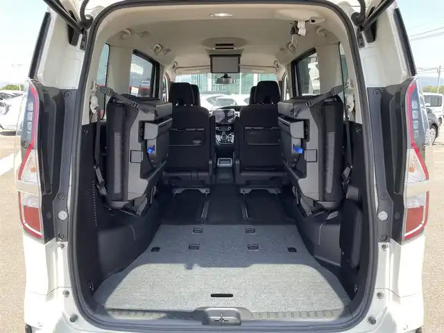 日産 セレナ e－パワー ハイウェイスター V 佐賀県 2021(令3)年 2.7万km ブリリアントホワイトパール 純正10インチナビ/・フルセグTV/CD/DVD/フリップダウンモニター/バックカメラ/両側パワースライドドア/前後ドライブレコーダー/ビルトインETC/電子パーキングブレーキ/AUTO HOLD機能/後席用サイドサンシェード/革巻きステアリング/ステアリングリモコン/ウィンカーミラー/LEDフォグライト/純正LEDヘッドライト/純正15インチアルミ/純正フロアマット/プロパイロット/・インテリジェントクルーズコントロール/・レーンディパーチャーワーニング/・ブラインドスポットワーニング/・エマージェンシーブレーキ/・クリアランスソナー/・標識認識機能/新車時保証書/取扱説明書