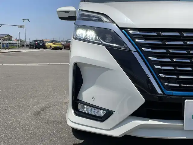 日産 セレナ e－パワー ハイウェイスター V 佐賀県 2021(令3)年 2.7万km ブリリアントホワイトパール 純正10インチナビ/・フルセグTV/CD/DVD/フリップダウンモニター/バックカメラ/両側パワースライドドア/前後ドライブレコーダー/ビルトインETC/電子パーキングブレーキ/AUTO HOLD機能/後席用サイドサンシェード/革巻きステアリング/ステアリングリモコン/ウィンカーミラー/LEDフォグライト/純正LEDヘッドライト/純正15インチアルミ/純正フロアマット/プロパイロット/・インテリジェントクルーズコントロール/・レーンディパーチャーワーニング/・ブラインドスポットワーニング/・エマージェンシーブレーキ/・クリアランスソナー/・標識認識機能/新車時保証書/取扱説明書