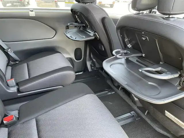 日産 セレナ e－パワー ハイウェイスター V 佐賀県 2021(令3)年 2.7万km ブリリアントホワイトパール 純正10インチナビ/・フルセグTV/CD/DVD/フリップダウンモニター/バックカメラ/両側パワースライドドア/前後ドライブレコーダー/ビルトインETC/電子パーキングブレーキ/AUTO HOLD機能/後席用サイドサンシェード/革巻きステアリング/ステアリングリモコン/ウィンカーミラー/LEDフォグライト/純正LEDヘッドライト/純正15インチアルミ/純正フロアマット/プロパイロット/・インテリジェントクルーズコントロール/・レーンディパーチャーワーニング/・ブラインドスポットワーニング/・エマージェンシーブレーキ/・クリアランスソナー/・標識認識機能/新車時保証書/取扱説明書
