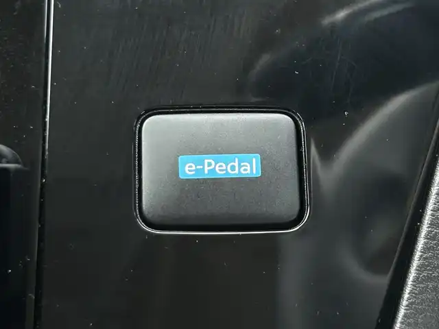 日産 サクラ G 東京都 2023(令5)年 0.8万km スパークリングレッド/ブラック 純正ナビ/フルセグ/アラウンドビューモニター/ビルトインETC/ドライブレコーダー/シートヒーター/ステアリングヒーター/LEDヘッドライト/プロパイロット/e-Pedal/エマージェンシーブレーキ/車線逸脱防止支援システム/コーナーセンサー