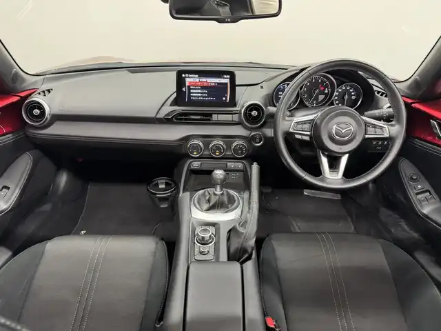 マツダ ロードスター ＲＦ S 三重県 2022(令4)年 1万km ソウルレッドクリスタルM プレミアムガソリン/FR/6F/純正 7インチナビ/（FM/AM/aha/Stitcher/Bluetooth/USB1/USB2/CD*/AUX/DVD*/TV*）/*…OP/ドライブレコーダー 前方/ビルトイン ETC（助手席シート背面）/安全/・スマートシティブレーキサポート［SCBS］/・車線逸脱警報/・交通標識認識システム/・ブラインドスポットモニタリング/・後側方車両接近検知/・トラクションコントロールシステム/など/装備/・ハードトップ電動オープン機能/・シートヒーター（D/N）/・オートエアコン/・オートライト/・オートハイビーム機能/・オートワイパー/・ステアリングスイッチ/・プッシュスタート/・純正17inAW/など
