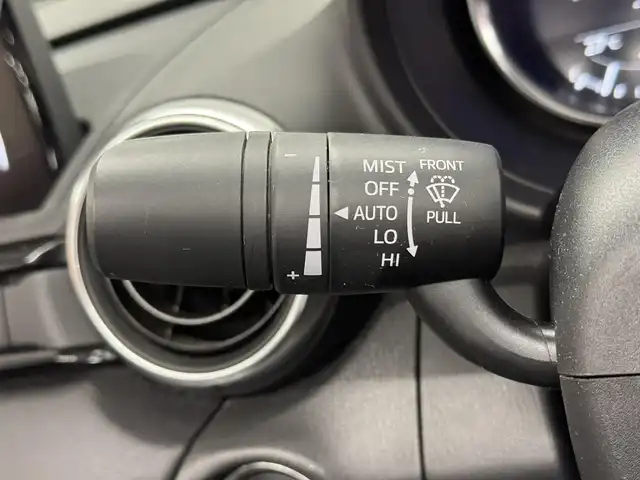 マツダ ロードスター ＲＦ S 三重県 2022(令4)年 1万km ソウルレッドクリスタルM プレミアムガソリン/FR/6F/純正 7インチナビ/（FM/AM/aha/Stitcher/Bluetooth/USB1/USB2/CD*/AUX/DVD*/TV*）/*…OP/ドライブレコーダー 前方/ビルトイン ETC（助手席シート背面）/安全/・スマートシティブレーキサポート［SCBS］/・車線逸脱警報/・交通標識認識システム/・ブラインドスポットモニタリング/・後側方車両接近検知/・トラクションコントロールシステム/など/装備/・ハードトップ電動オープン機能/・シートヒーター（D/N）/・オートエアコン/・オートライト/・オートハイビーム機能/・オートワイパー/・ステアリングスイッチ/・プッシュスタート/・純正17inAW/など