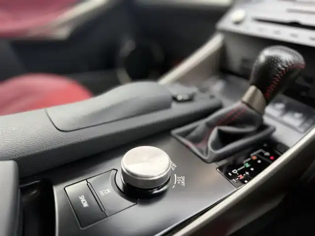 レクサス ＩＳ 350 Fスポーツ 香川県 2013(平25)年 8.1万km ホワイトパールクリスタルシャイン メーカーSDナビ/フルセグ/CD/DVD/BD/Bluetooth/バックカメラ/ＴＯＭＳマフラー/赤ハーフレザーシート/パワーシート/シートヒーター/ローダウン/純正１８インチアルミ/LEDヘッドライト/クリアランスソナー/スマートキー/パドルシフト/ビルトインETC/２０２５年製サマータイヤ