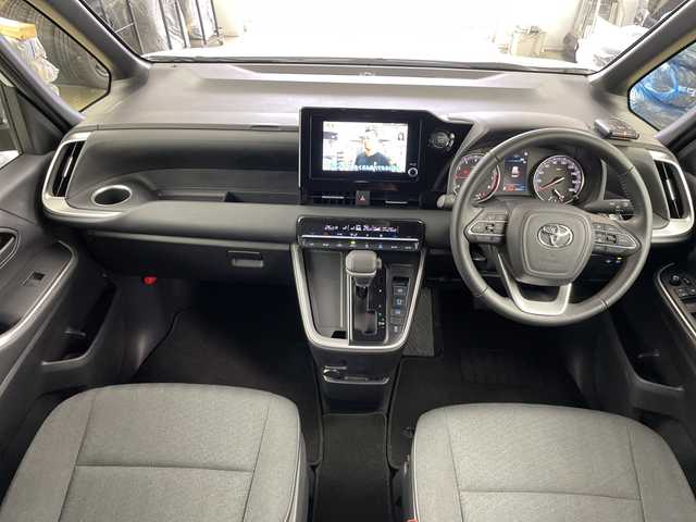 トヨタ ヴォクシー S－G 道央・札幌 2024(令6)年 2.6万km ホワイトパールクリスタルシャイン ・4WD/寒冷地仕様/・純正8インチディスプレイオーディオ/・ナビ/CD/DVD/USB/Miracast//・AppleCarPlay/AndroidAuto/フルセグTV/・Bluetooth接続/・トヨタセーフティセンス/・プリクラッシュセーフティ/・レーダークルーズコントロール/・プロアクティブドライビングアシスト/・LEDオートライト/オートマチックハイビーム/・両側パワースライドドア/・ステアリングスイッチ/・MTモード付AT/・プッシュスタート/スマートキー