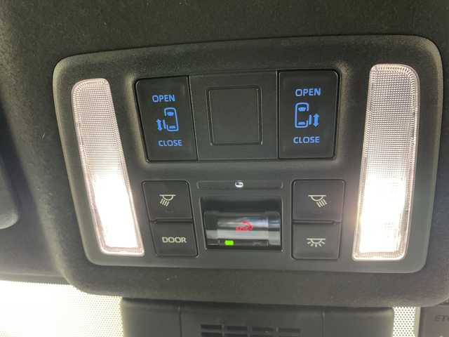 トヨタ ヴォクシー S－G 道央・札幌 2024(令6)年 2.6万km ホワイトパールクリスタルシャイン ・4WD/寒冷地仕様/・純正8インチディスプレイオーディオ/・ナビ/CD/DVD/USB/Miracast//・AppleCarPlay/AndroidAuto/フルセグTV/・Bluetooth接続/・トヨタセーフティセンス/・プリクラッシュセーフティ/・レーダークルーズコントロール/・プロアクティブドライビングアシスト/・LEDオートライト/オートマチックハイビーム/・両側パワースライドドア/・ステアリングスイッチ/・MTモード付AT/・プッシュスタート/スマートキー