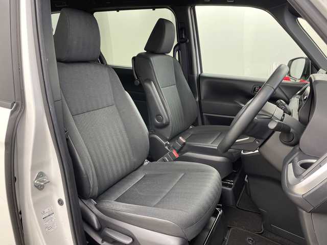 トヨタ ヴォクシー S－G 道央・札幌 2024(令6)年 2.6万km ホワイトパールクリスタルシャイン ・4WD/寒冷地仕様/・純正8インチディスプレイオーディオ/・ナビ/CD/DVD/USB/Miracast//・AppleCarPlay/AndroidAuto/フルセグTV/・Bluetooth接続/・トヨタセーフティセンス/・プリクラッシュセーフティ/・レーダークルーズコントロール/・プロアクティブドライビングアシスト/・LEDオートライト/オートマチックハイビーム/・両側パワースライドドア/・ステアリングスイッチ/・MTモード付AT/・プッシュスタート/スマートキー