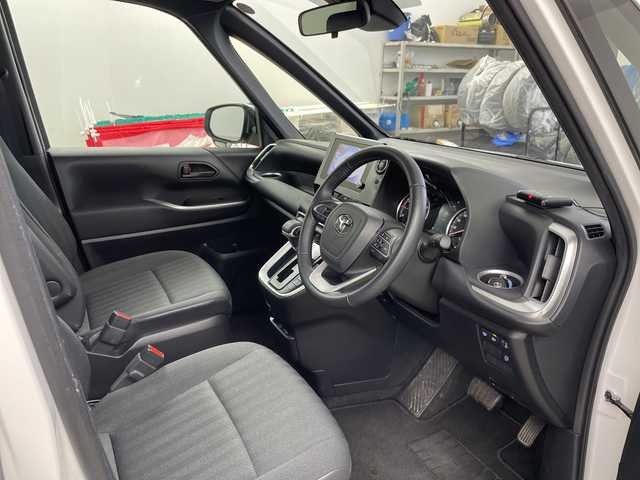 トヨタ ヴォクシー S－G 道央・札幌 2024(令6)年 2.6万km ホワイトパールクリスタルシャイン ・4WD/寒冷地仕様/・純正8インチディスプレイオーディオ/・ナビ/CD/DVD/USB/Miracast//・AppleCarPlay/AndroidAuto/フルセグTV/・Bluetooth接続/・トヨタセーフティセンス/・プリクラッシュセーフティ/・レーダークルーズコントロール/・プロアクティブドライビングアシスト/・LEDオートライト/オートマチックハイビーム/・両側パワースライドドア/・ステアリングスイッチ/・MTモード付AT/・プッシュスタート/スマートキー