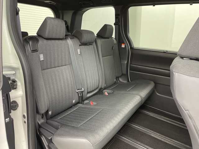 トヨタ ヴォクシー S－G 道央・札幌 2024(令6)年 2.6万km ホワイトパールクリスタルシャイン ・4WD/寒冷地仕様/・純正8インチディスプレイオーディオ/・ナビ/CD/DVD/USB/Miracast//・AppleCarPlay/AndroidAuto/フルセグTV/・Bluetooth接続/・トヨタセーフティセンス/・プリクラッシュセーフティ/・レーダークルーズコントロール/・プロアクティブドライビングアシスト/・LEDオートライト/オートマチックハイビーム/・両側パワースライドドア/・ステアリングスイッチ/・MTモード付AT/・プッシュスタート/スマートキー