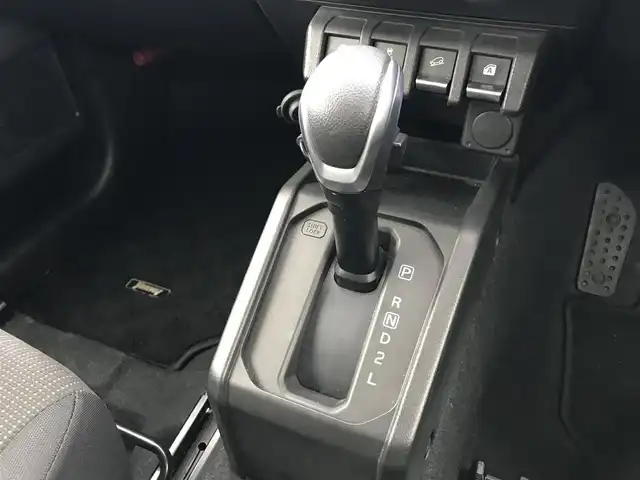 スズキ ジムニー XL 鳥取県 2021(令3)年 1.5万km ブルーイッシュブラックパール3 ワンオーナー/４WD・ターボ車/社外10インチディスプレイオーディオ/BT/ドライブレコーダー前方のみ/前席シートヒーター/フォグライト/純正16インチホイール/プッシュエンジンスタート/アイドリングストップ/背面タイヤ/スタットレスセット積込/（タイヤ溝　６－７部山）/フロアマット/背面タイヤカバー/保証書・取扱説明書