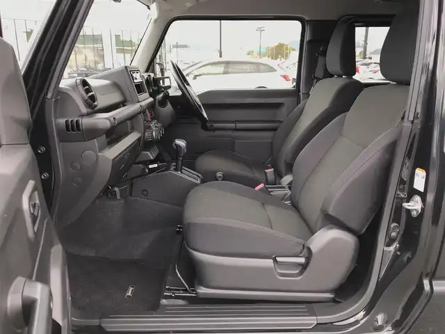 スズキ ジムニー XL 鳥取県 2021(令3)年 1.5万km ブルーイッシュブラックパール3 ワンオーナー/４WD・ターボ車/社外10インチディスプレイオーディオ/BT/ドライブレコーダー前方のみ/前席シートヒーター/フォグライト/純正16インチホイール/プッシュエンジンスタート/アイドリングストップ/背面タイヤ/スタットレスセット積込/（タイヤ溝　６－７部山）/フロアマット/背面タイヤカバー/保証書・取扱説明書