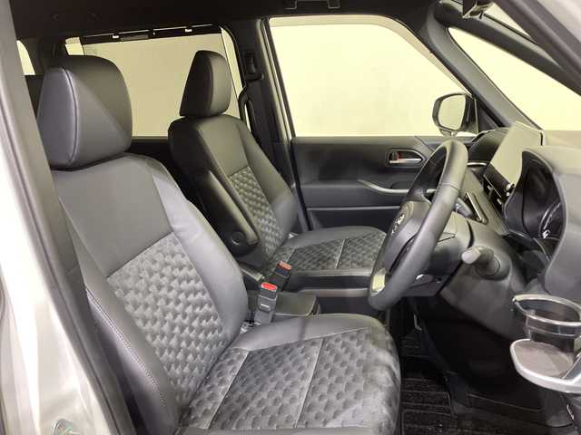 トヨタ ヴォクシー S－Z 愛媛県 2024(令6)年 0.6万km ホワイトパールクリスタルシャイン 純正１０．５型コネクティッドナビ　モデリスタフルエアロ　１３．２型フリップダウンモニター　デジタルインナーミラー　電動リアゲート　ビルトインＥＴＣ２．０　ハーフレザーシート　シートヒーター　禁煙車/・快適利便パッケージ/ハンズフリーパワースライド/ステアリングヒーター/ナノイー/セカンドシートシートヒーター/オットマン/パワーバックドア