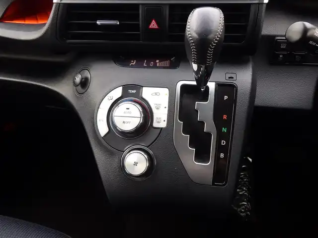 トヨタ シエンタ ハイブリッド G 千葉県 2017(平29)年 6.9万km ホワイトパールクリスタルシャイン Toyota Safety Sense/・プリクラッシュセーフティ/・レーンディパーチャーアラート/・オートハイビーム/両側パワースライドドア/純正SDナビ/地デジTV/【DVD/CD再生機能　Bluetooth接続】/バックカメラ/革巻きステアリング/ETC/HIDヘッドライト/ウインカーミラー/スマートキー