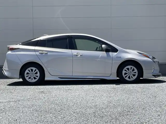 トヨタ プリウス S 茨城県 2016(平28)年 4.5万km スティールブロンドM モデリスタエアロ/純正ナビ/　Bluetooth・フルセグテレビ走行中視聴可能/レーダークルーズコントロール/純正フロアマット/横滑り防止装置/AFS/コーナーセンサー/レーンキープアシスト/盗難防止装置/オートライト/オートマチックハイビーム/LEDヘッドライト/衝突被害軽減システム/パワーステアリング/パワーウィンドウ/スマートキー/スペアキーあり