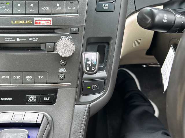 レクサス ＨＳ 250h バージョンI 岐阜県 2010(平22)年 12.5万km ホワイトパールクリスタルシャイン /メーカー純正ナビ(ワンセグTV/AM/FM/DISC/HDD)//レーダークルーズコントロール//ヘッドアップディスプレイ//シートヒーター//シートベンチレーター//前席パワーシート//ETC//ドライビングメモリースイッチ//ワイドビューフロントカメラ//ヘッドライトクリーナースイッチ//リアサンシェードスイッチ//USB入力端子//AUX入力端子//プッシュスタート//純正フロアマット//取説//保証書