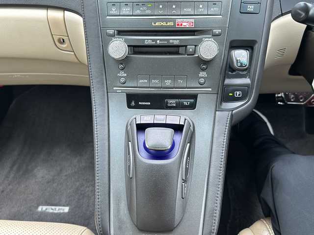 レクサス ＨＳ 250h バージョンI 岐阜県 2010(平22)年 12.5万km ホワイトパールクリスタルシャイン /メーカー純正ナビ(ワンセグTV/AM/FM/DISC/HDD)//レーダークルーズコントロール//ヘッドアップディスプレイ//シートヒーター//シートベンチレーター//前席パワーシート//ETC//ドライビングメモリースイッチ//ワイドビューフロントカメラ//ヘッドライトクリーナースイッチ//リアサンシェードスイッチ//USB入力端子//AUX入力端子//プッシュスタート//純正フロアマット//取説//保証書