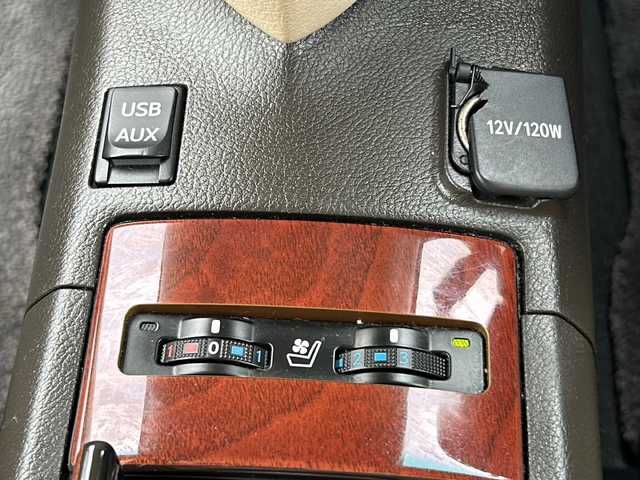 レクサス ＨＳ 250h バージョンI 岐阜県 2010(平22)年 12.5万km ホワイトパールクリスタルシャイン /メーカー純正ナビ(ワンセグTV/AM/FM/DISC/HDD)//レーダークルーズコントロール//ヘッドアップディスプレイ//シートヒーター//シートベンチレーター//前席パワーシート//ETC//ドライビングメモリースイッチ//ワイドビューフロントカメラ//ヘッドライトクリーナースイッチ//リアサンシェードスイッチ//USB入力端子//AUX入力端子//プッシュスタート//純正フロアマット//取説//保証書