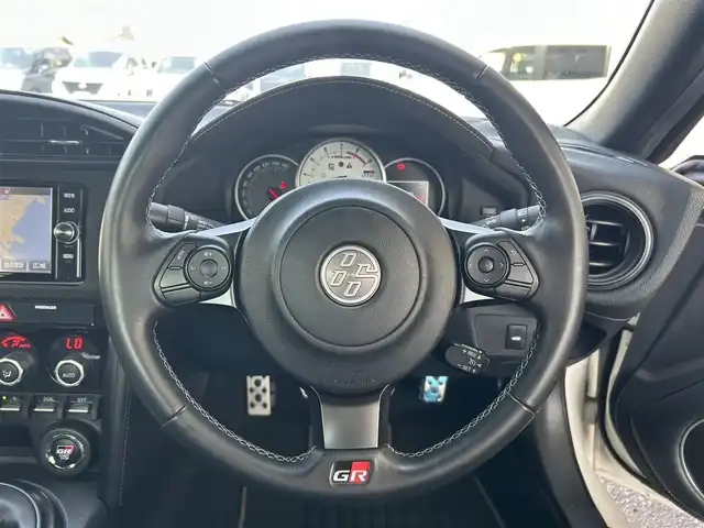 トヨタ ８６ GR 兵庫県 2018(平30)年 2.5万km クリスタルホワイトパール 6MT/GR RECAROシート/純正ナビ(NSZT-W66T)/(CD/DVD/BT)/フルセグTV/ETC/クルーズコントロール/オートライト/LEDヘッドライト/フォグランプ/ヘッドライトレベライザー/ステアリングリモコン/革巻きステアリング/電動格納ミラー/スマートキー/スペアキー/純正フロアマット/純正アルミ17インチ