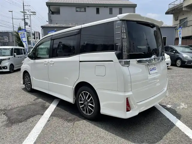 トヨタ ノア Si 京都府 2014(平26)年 13.9万km ホワイトパールクリスタルシャイン (株)IDOMが運営する【じしゃロン伏見店】の自社ローン専用車両になりますこちらは現金またはオートローンご利用時の価格です。自社ローンご希望の方は別途その旨お申付け下さい/純正SDナビ＜NSZT-Y64T＞/(Bluetooth/フルセグTV/CD/DVD)/ビルトインETC/バックカメラ/前後ドライブレコーダー/LEDヘッドライト/オートライト/両側パワースライドドア/フリップダウンモニター/アイドリングストップ/純正フロアマット/純正アルミホイール/スマートキー