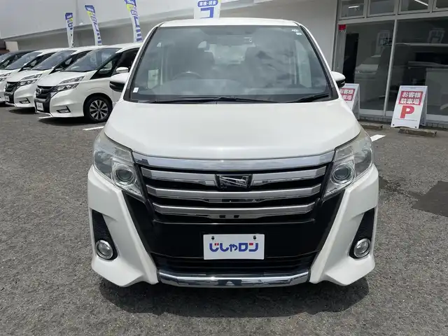 トヨタ ノア Si 京都府 2014(平26)年 13.9万km ホワイトパールクリスタルシャイン (株)IDOMが運営する【じしゃロン伏見店】の自社ローン専用車両になりますこちらは現金またはオートローンご利用時の価格です。自社ローンご希望の方は別途その旨お申付け下さい/純正SDナビ＜NSZT-Y64T＞/(Bluetooth/フルセグTV/CD/DVD)/ビルトインETC/バックカメラ/前後ドライブレコーダー/LEDヘッドライト/オートライト/両側パワースライドドア/フリップダウンモニター/アイドリングストップ/純正フロアマット/純正アルミホイール/スマートキー