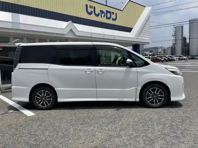トヨタ ノア Si 京都府 2014(平26)年 13.9万km ホワイトパールクリスタルシャイン (株)IDOMが運営する【じしゃロン伏見店】の自社ローン専用車両になりますこちらは現金またはオートローンご利用時の価格です。自社ローンご希望の方は別途その旨お申付け下さい/純正SDナビ＜NSZT-Y64T＞/(Bluetooth/フルセグTV/CD/DVD)/ビルトインETC/バックカメラ/前後ドライブレコーダー/LEDヘッドライト/オートライト/両側パワースライドドア/フリップダウンモニター/アイドリングストップ/純正フロアマット/純正アルミホイール/スマートキー