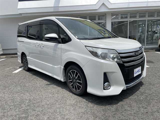 トヨタ ノア Si 京都府 2014(平26)年 13.9万km ホワイトパールクリスタルシャイン (株)IDOMが運営する【じしゃロン伏見店】の自社ローン専用車両になりますこちらは現金またはオートローンご利用時の価格です。自社ローンご希望の方は別途その旨お申付け下さい/純正SDナビ＜NSZT-Y64T＞/(Bluetooth/フルセグTV/CD/DVD)/ビルトインETC/バックカメラ/前後ドライブレコーダー/LEDヘッドライト/オートライト/両側パワースライドドア/フリップダウンモニター/アイドリングストップ/純正フロアマット/純正アルミホイール/スマートキー