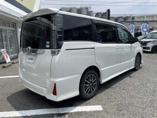 トヨタ ノア Si 京都府 2014(平26)年 13.9万km ホワイトパールクリスタルシャイン (株)IDOMが運営する【じしゃロン伏見店】の自社ローン専用車両になりますこちらは現金またはオートローンご利用時の価格です。自社ローンご希望の方は別途その旨お申付け下さい/純正SDナビ＜NSZT-Y64T＞/(Bluetooth/フルセグTV/CD/DVD)/ビルトインETC/バックカメラ/前後ドライブレコーダー/LEDヘッドライト/オートライト/両側パワースライドドア/フリップダウンモニター/アイドリングストップ/純正フロアマット/純正アルミホイール/スマートキー