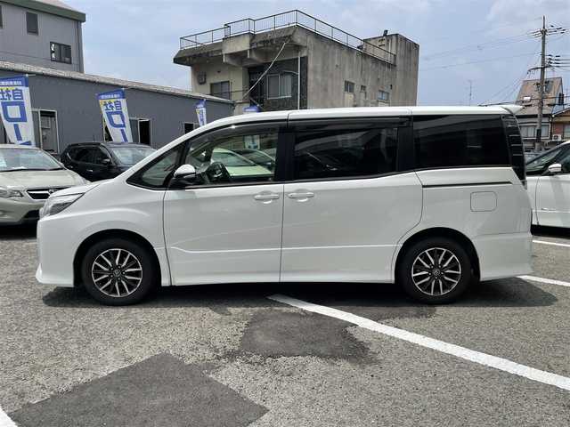 トヨタ ノア Si 京都府 2014(平26)年 13.9万km ホワイトパールクリスタルシャイン (株)IDOMが運営する【じしゃロン伏見店】の自社ローン専用車両になりますこちらは現金またはオートローンご利用時の価格です。自社ローンご希望の方は別途その旨お申付け下さい/純正SDナビ＜NSZT-Y64T＞/(Bluetooth/フルセグTV/CD/DVD)/ビルトインETC/バックカメラ/前後ドライブレコーダー/LEDヘッドライト/オートライト/両側パワースライドドア/フリップダウンモニター/アイドリングストップ/純正フロアマット/純正アルミホイール/スマートキー