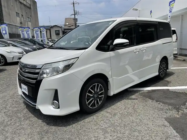トヨタ ノア Si 京都府 2014(平26)年 13.9万km ホワイトパールクリスタルシャイン (株)IDOMが運営する【じしゃロン伏見店】の自社ローン専用車両になりますこちらは現金またはオートローンご利用時の価格です。自社ローンご希望の方は別途その旨お申付け下さい/純正SDナビ＜NSZT-Y64T＞/(Bluetooth/フルセグTV/CD/DVD)/ビルトインETC/バックカメラ/前後ドライブレコーダー/LEDヘッドライト/オートライト/両側パワースライドドア/フリップダウンモニター/アイドリングストップ/純正フロアマット/純正アルミホイール/スマートキー