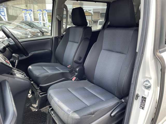 トヨタ ノア Si 京都府 2014(平26)年 13.9万km ホワイトパールクリスタルシャイン (株)IDOMが運営する【じしゃロン伏見店】の自社ローン専用車両になりますこちらは現金またはオートローンご利用時の価格です。自社ローンご希望の方は別途その旨お申付け下さい/純正SDナビ＜NSZT-Y64T＞/(Bluetooth/フルセグTV/CD/DVD)/ビルトインETC/バックカメラ/前後ドライブレコーダー/LEDヘッドライト/オートライト/両側パワースライドドア/フリップダウンモニター/アイドリングストップ/純正フロアマット/純正アルミホイール/スマートキー