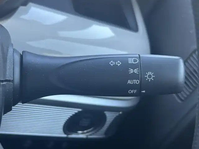 スズキ スペーシア HYBRID X 大阪府 2018(平30)年 0.8万km ピュアホワイトP 8インチナビ　/フルセグ　/Bluetooth　/両側パワースライドドア　/シートヒーター　/LEDヘッドライト　/オートライト　/アイドリングストップ　/スマートキー　/フロアーマット　