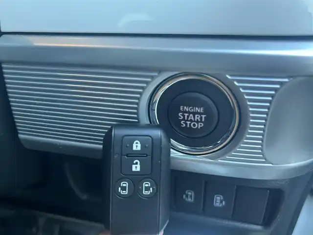 スズキ スペーシア HYBRID X 大阪府 2018(平30)年 0.8万km ピュアホワイトP 8インチナビ　/フルセグ　/Bluetooth　/両側パワースライドドア　/シートヒーター　/LEDヘッドライト　/オートライト　/アイドリングストップ　/スマートキー　/フロアーマット　
