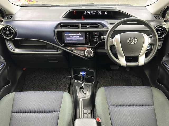 トヨタ アクア S 大阪府 2015(平27)年 5.6万km ブラックマイカ KENWOOD　ツィーター/純正SDナビ/・フルセグTV/・BTAUDIO/・AM/・FM/ビルドインETC/オートライト/ABS/横滑り防止装置/盗難防止装置/プッシュスタート/アイドリングストップ/スマートキー/電脳格納ミラー/ドアバイザー/ISOFIX/純正フロアマット/センターコンソール