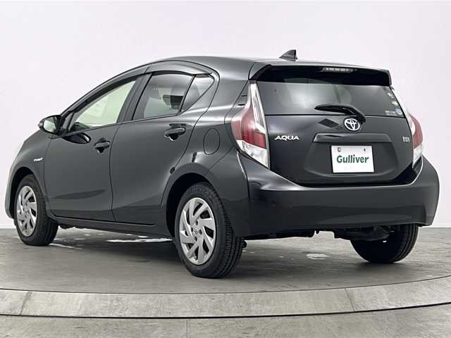 トヨタ アクア S 大阪府 2015(平27)年 5.6万km ブラックマイカ KENWOOD　ツィーター/純正SDナビ/・フルセグTV/・BTAUDIO/・AM/・FM/ビルドインETC/オートライト/ABS/横滑り防止装置/盗難防止装置/プッシュスタート/アイドリングストップ/スマートキー/電脳格納ミラー/ドアバイザー/ISOFIX/純正フロアマット/センターコンソール