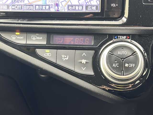 トヨタ アクア S 大阪府 2015(平27)年 5.6万km ブラックマイカ KENWOOD　ツィーター/純正SDナビ/・フルセグTV/・BTAUDIO/・AM/・FM/ビルドインETC/オートライト/ABS/横滑り防止装置/盗難防止装置/プッシュスタート/アイドリングストップ/スマートキー/電脳格納ミラー/ドアバイザー/ISOFIX/純正フロアマット/センターコンソール