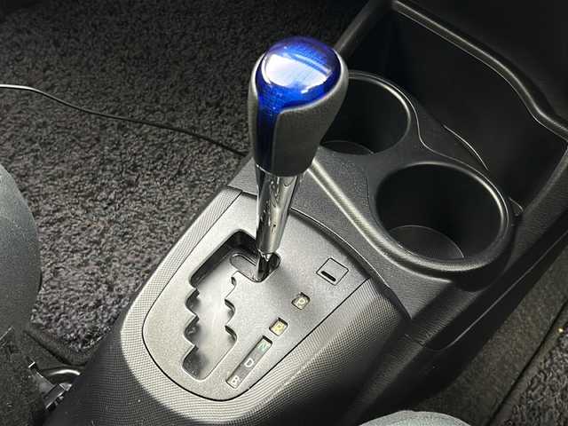 トヨタ アクア S 大阪府 2015(平27)年 5.6万km ブラックマイカ KENWOOD　ツィーター/純正SDナビ/・フルセグTV/・BTAUDIO/・AM/・FM/ビルドインETC/オートライト/ABS/横滑り防止装置/盗難防止装置/プッシュスタート/アイドリングストップ/スマートキー/電脳格納ミラー/ドアバイザー/ISOFIX/純正フロアマット/センターコンソール