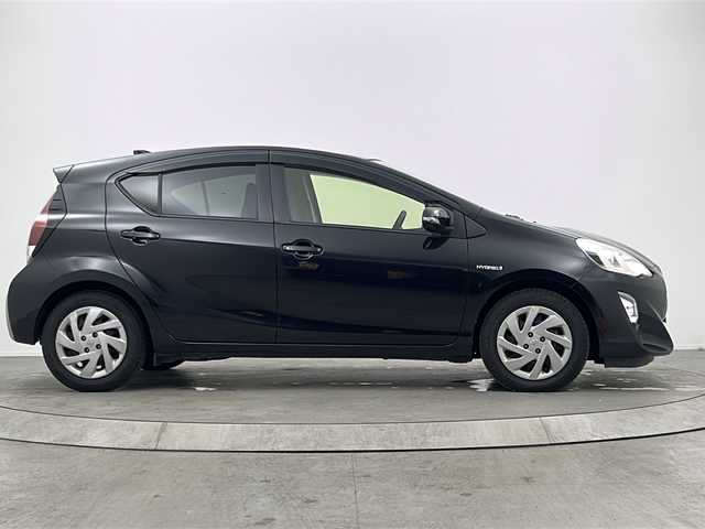 トヨタ アクア S 大阪府 2015(平27)年 5.6万km ブラックマイカ KENWOOD　ツィーター/純正SDナビ/・フルセグTV/・BTAUDIO/・AM/・FM/ビルドインETC/オートライト/ABS/横滑り防止装置/盗難防止装置/プッシュスタート/アイドリングストップ/スマートキー/電脳格納ミラー/ドアバイザー/ISOFIX/純正フロアマット/センターコンソール