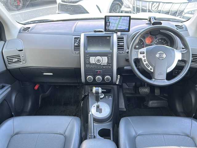 日産 エクストレイル 25X 大阪府 2007(平19)年 10.5万km ホワイトパール 純正メーカーHDDナビ/バック/サイドカメラ/ETC/HIDヘッドライト/フォグランプ/ヒルアシスト/革巻きステアリング/純正マット/ドアバイザー/保証書/取扱説明書