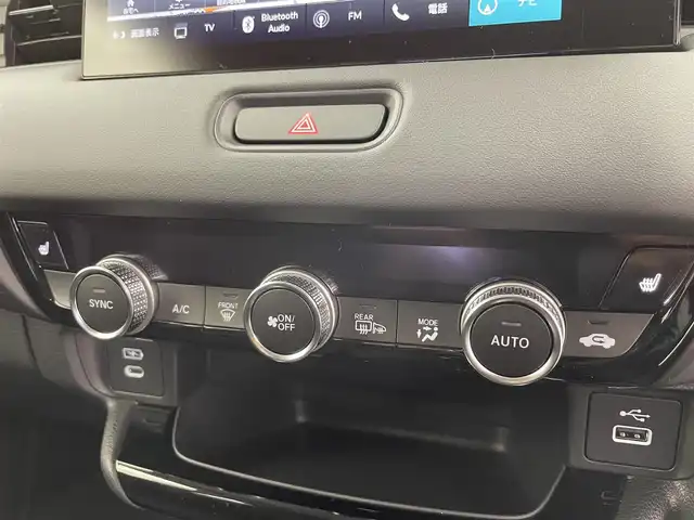 ホンダ ヴェゼル ハイブリッド e:HEV Z 富山県 2025(令7)年 0.1千km クリスタルブラックパール 登録済未使用車/ワンオーナー/４WD/純正9型ナビ/（BT/AM/FM/CD/DVD/Apple Car Play/Android Auto/USB)/フルセグTV/バックカメラ/衝突軽減ブレーキ/ヒルディセントコントロール/アダプティブクルーズコントロール/レーンキープアシスト/ブラインドスポットモニター/コーナーセンサー/電動リアゲート/置くだけ充電（ワイヤレス）/シートヒーター/ステアリングヒーター/ETC/パドルシフト/スマートキー×2/プッシュスタート/ドアバイザー/説明書／保証書